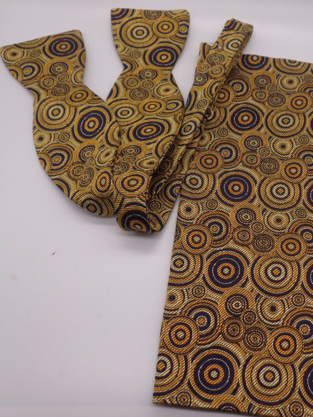 BILL'S PRIVATE STOCK Gold & Navy Silk Geometric BOW TIE & POCKET SQUARE Set